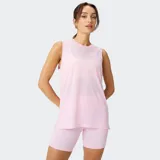 Musculosa deportiva Fabletics de corte holgado y largo amplio, sin mangas, con cuello redondo en color rosado.