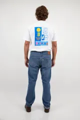 Pantalón jean de corte recto clásico con cinco bolsillos, botones de cobre y costuras color camel.