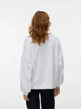 Buzo blanco oversize de manga larga con cuello redondo, ribetes en contraste en las mangas y estampa frontal con la inscripción "BALLERINA EST. The 1976".