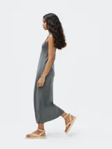 Vestido largo de algodón, color gris oscuro, con cuello redondo y corte recto/ligeramente acampanado.