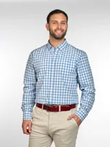 Camisa celeste y blanca a cuadros con cuello abotonado y mangas largas.