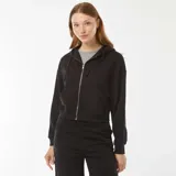 Buzo negro cropped con capucha, cierre frontal y bolsillo tipo canguro.