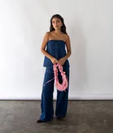 Top strapless de denim azul, corte en A y elástico en la espalda.