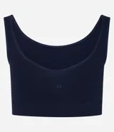 Top deportivo azul marino con copas removibles, escote redondo y breteles anchos.