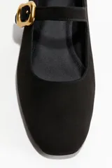 Ballerinas estilo guillerminas de color negro, con punta de almendra y tira en el empeine con hebilla metálica dorada.
