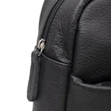 Mochila negra de cuero texturado con bolsillo frontal y asa superior.