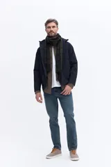 Campera de corte regular confeccionada en tejido técnico liviano y resistente. Presenta cierre frontal, cuello alto y diseño minimalista en color azul marino.