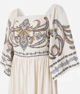 Vestido evasê midi confeccionado en viscolino, con mangas amplias, escote cuadrado en el busto y en la espalda, recorte en la cintura, lastex en la espalda y estampa de arabescos con estilo étnico en el tronco, mangas y en la bajo.