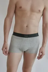 Boxer azul marino con cintura elástica negra.