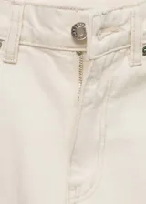 Jeans de corte recto y tiro medio, confeccionados en tejido de algodón estilo vaquero. Presentan diseño de cinco bolsillos, cierre de cremallera con botón y bajo deshilachado.