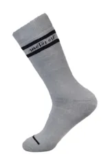 Medias deportivas de caña media en color gris melange, con detalle de franjas horizontales negras y texto bordado en la parte superior, además de una pequeña marca negra en la puntera.