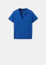 Buzo de punto color azul, con cuello polo y manga corta, de diseño recto.