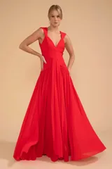 Vestido largo de chiffon color rojo, con pliegues cruzados en el busto, escote en V, tirantes anchos y falda fluida con panel central superpuesto.
