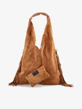 Cartera tipo hobo de gamuza color marrón, con diseño amplio y relajado. Presenta flecos laterales decorativos, asa superior integrada y correa ajustable desmontable. Incluye un pequeño monedero exterior a juego con cierre.