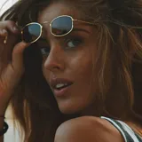 Lentes de sol rectangulares unisex, con armazón dorado de acero inoxidable y lentes marrones polarizados con protección UV400.