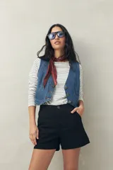 Short de tiro medio color beige claro, con dobladillos en los bordes y calce ajustado al cuerpo.