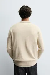 Polo de punto de corte regular fit, confeccionado en una mezcla de algodón. Presenta cuello solapa con abertura frontal, manga larga y acabados en rib en puños y bajo.