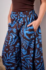 Babucha de algodón peinado con estampado abstracto en tonos marrón y azul, corte holgado y silueta abombada.