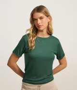Blusa básica de viscosa color verde oscuro, con cuello redondo y mangas cortas con dobladillo fijo.