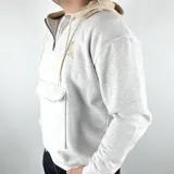 Canguro gris melange de algodón con felpa, capucha y bolsillo tipo sobre. Presenta cordón beige y logo Duxon bordado en el pecho.