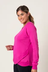 Buzo deportivo celeste de algodón, con cuello redondo y terminación en volado cruzado en el ruedo.