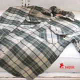 Camisa de abrigo roja y negra a cuadros grandes, de corte recto y manga larga.