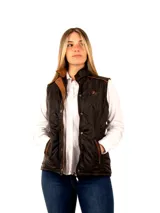 Chaleco beige capitoneado con cierre frontal y cuello alto.