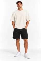 Bermuda de jean negro estilo slouchy, de corte regular y diseño clásico con bolsillos.