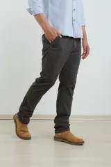 Pantalon de corte clasico confeccionado en algodon, con bolsillos delanteros inclinados y bolsillos traseros de ribete.