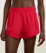 Bermuda deportiva femenina modelo runner color verde menta, con cintura elástica y diseño holgado con bajo redondeado.