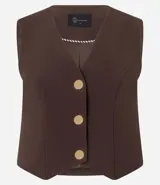 Chaleco slim color marrón, confeccionado en crepé, con escote en V y abotonado frontal.