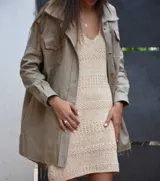 Chaqueta de acrocel color verde militar, de corte oversize, con mangas caídas, bolsillos con solapa en el pecho y terminación desflecada.