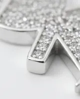 Dije de plata 925 con forma de niño, completamente cubierto de circonias brillantes.