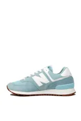 Championes deportivos New Balance modelo 574, color verde con detalles en gris y blanco, confeccionados en gamuza y malla, con el logotipo "N" característico en los laterales y entresuela ENCAP.