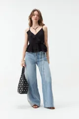 Jean de corte wide leg, tiro medio y diseño clásico en color celeste, con bolsillos traseros y trabillas para cinturón.