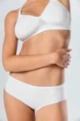 Culotte de tiro medio confeccionado en algodón con elastano, con costuras reforzadas y forro interior de algodón.