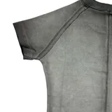 Remera de corte ajustado en color gris, con costuras decorativas visibles y mangas cortas.