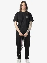 Remera de manga corta en color blanco, con corte holgado y cuello redondo. Presenta un pequeño estampado con el logo de la marca en el pecho.