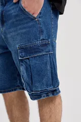 Bermuda cargo de jean color azul con lavado de efecto desgastado, corte amplio y bolsillos laterales con solapa.