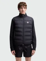 Chaleco acolchado Moncler modelo Contrin, color negro, con cierre frontal y logo de la marca en el pecho.