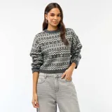 Sweater de punto grueso con cuello redondo y diseño de jacquard geométrico en tonos gris y blanco. Cuenta con mangas largas y terminaciones acanaladas en cuello, puños y ruedo.