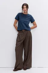 Remera de cuello redondo y manga corta, confeccionada en tejido de algodón liso de color blanco.