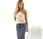 Top halter de cuero color crema con aplique de nácar.