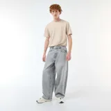 Pantalón de jean con corte baggy, color gris lavado, de tiro medio y pierna ancha.