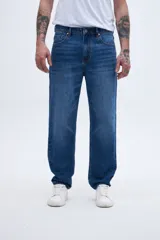 Pantalón de jean azul de corte recto, holgado en la cadera y levemente ajustado en las piernas, con tiro medio.