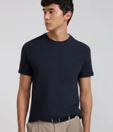 Remera de algodón marca Marfinno, de color azul marino con textura acanalada, corte slim, cuello redondo y manga corta.