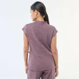 Sweater sin mangas color bordó melange, con cuello alto, diseño holgado y detalle de hebilla decorativa metálica en el lateral de la cintura.