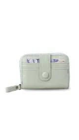 Tarjetero compacto con cierre perimetral y diseño de textura tipo cocodrilo. Cuenta con una presilla frontal con botón a presión y múltiples compartimentos internos para tarjetas.