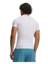 Remera de compresión Under Armour de manga corta, color blanco, con ajuste al cuerpo y logo de la marca estampado en el centro del pecho. Confeccionada con tejido HeatGear y fibras NEOLAST para mayor elasticidad, transpirabilidad y secado rápido.