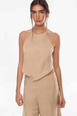 Top halter de tencel color verde militar con bordado a mano de cuentas plateadas en forma de estrella en el frente.